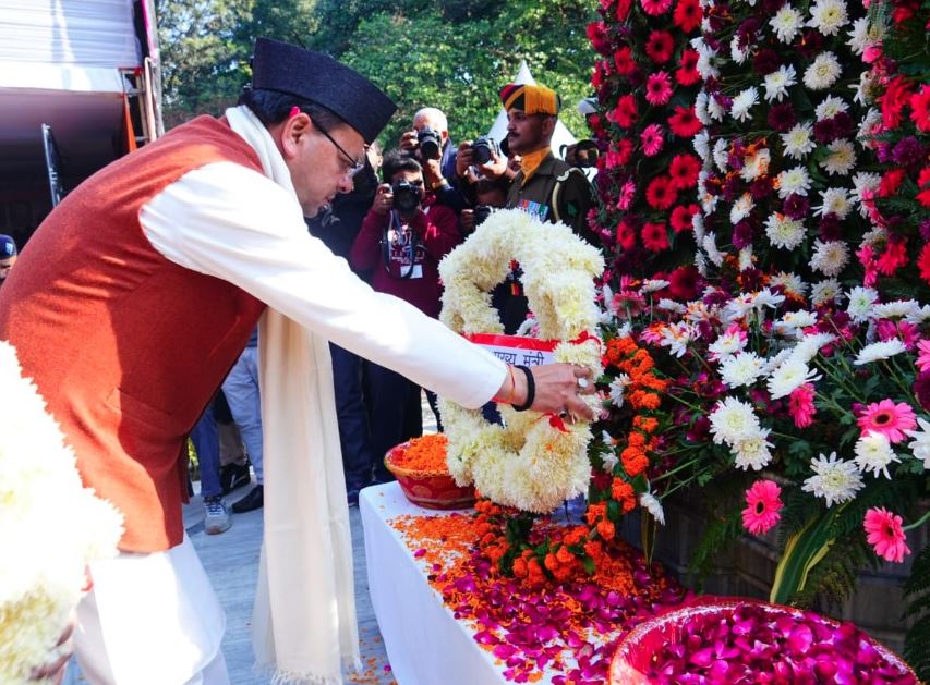 विजय दिवस पर सीएम धामी ने वीर बलिदानियों को दी श्रद्धांजलि