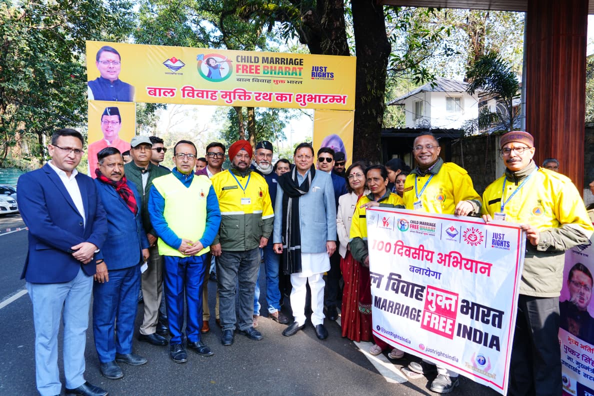 सीएम धामी ने बाल विवाह विरोधी अभियान रथ को हरी झंडी दिखाई।