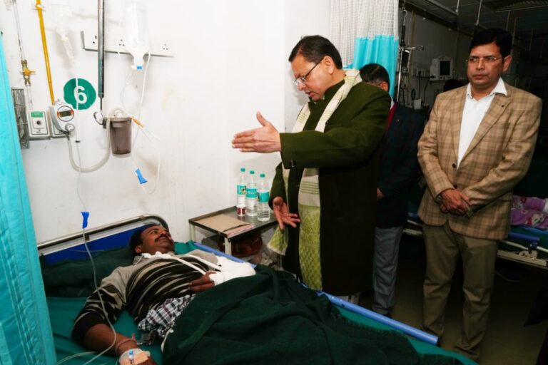 क्वानू-मीनस मोटर मार्ग दुर्घटना में घायल यात्रियों का हाल पूछने दून अस्पताल पहुंचे मुख्यमंत्री धामी, घायलों का हालचाल जाना, पारिवारिक जनों से बातचीत कर इलाज का पूरा भरोसा दिया