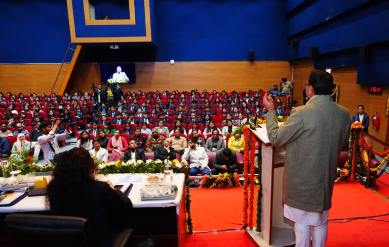 देहरादून में आयोजित ‘शी फॉर स्टेम उत्तराखण्ड’ विषय पर आयोजित कार्यशाला में पहुंचे सीएम धामी