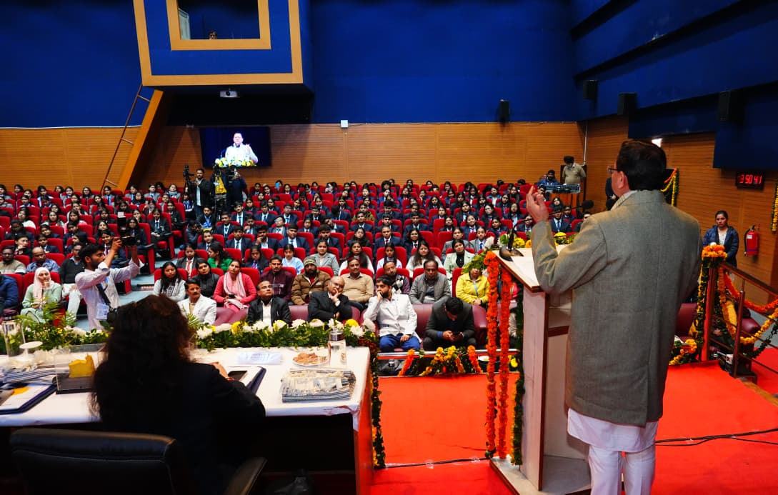 देहरादून में आयोजित ‘शी फॉर स्टेम उत्तराखण्ड’ विषय पर आयोजित कार्यशाला में पहुंचे सीएम धामी