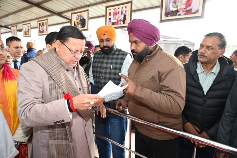 खटीमा प्रवास के दौरान मुख्यमंत्री धामी ने कैंप कार्यालय व हेलीपेड पर जनसमस्याओं का संज्ञान लिया।