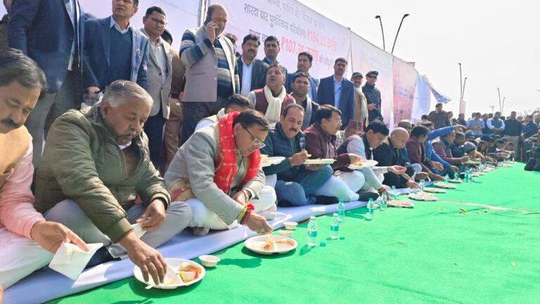 टनकपुर में संस्कृति और समरसता का उत्सव, मुख्यमंत्री धामी ने लिया खिचड़ी प्रसाद