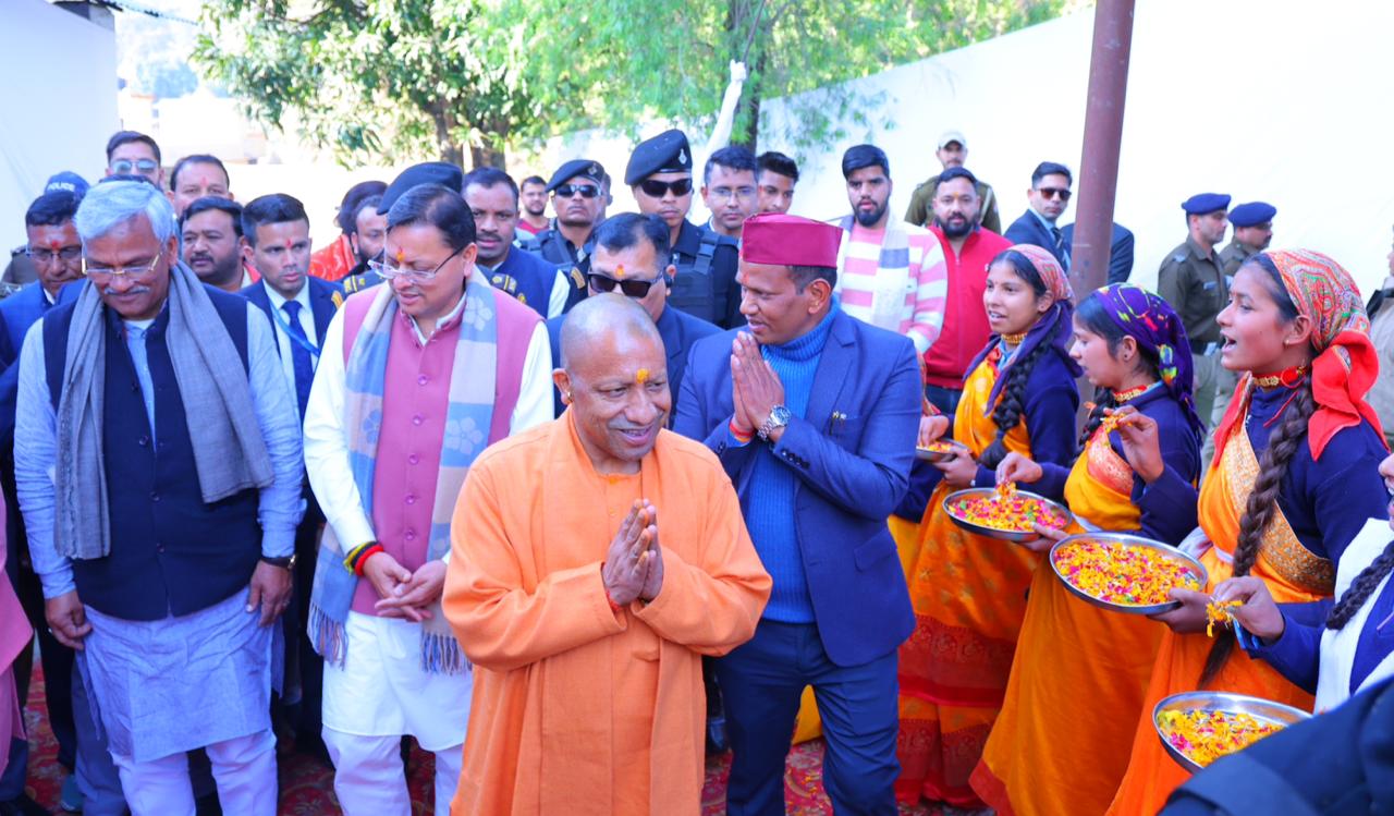 इंटर कॉलेज यमकेश्वर के नवनिर्मित दो मंजिला भवन के उद्घाटन के अवसर पर उत्तराखंड के मुख्यमंत्री पुष्कर सिंह धामी एवं उत्तर प्रदेश के मुख्यमंत्री योगी आदित्यनाथ यमकेश्वर पहुंचे।