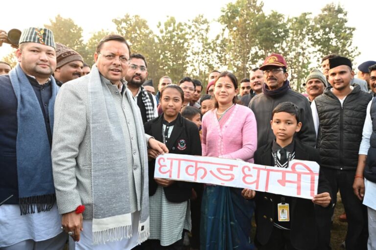 स्व. मनीष चंद स्मृति द्वितीय ग्रामीण क्रिकेट टूर्नामेंट 2026 के समापन पर बिरिया मझोला, खटीमा में मुख्यमंत्री धामी ने खिलाड़ियों को सम्मानित किया।