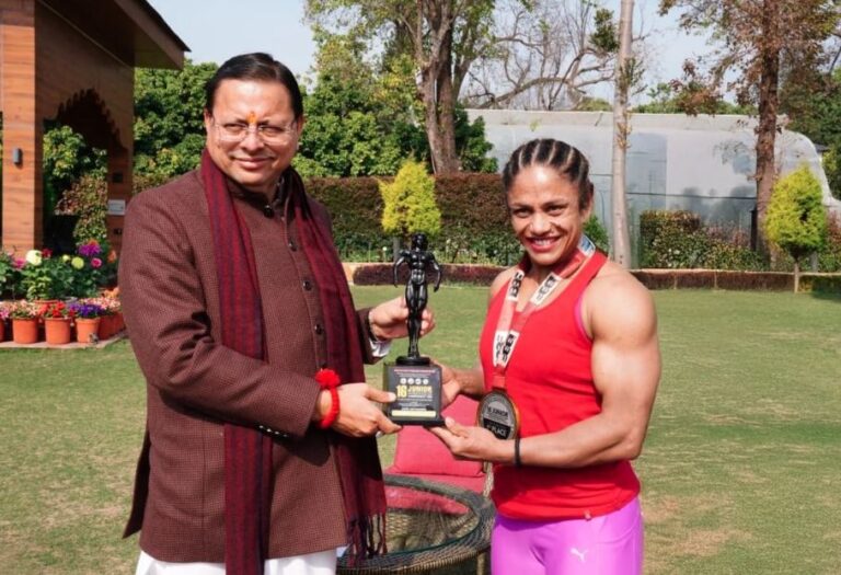 मुख्यमंत्री धामी ने बॉडी बिल्डर प्रतिभा थपलियाल को किया सम्मानित