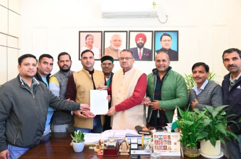 सैनिक कल्याण मंत्री गणेश जोशी से उपनल कर्मचारी महासंघ के पदाधिकारियों ने की भेंट