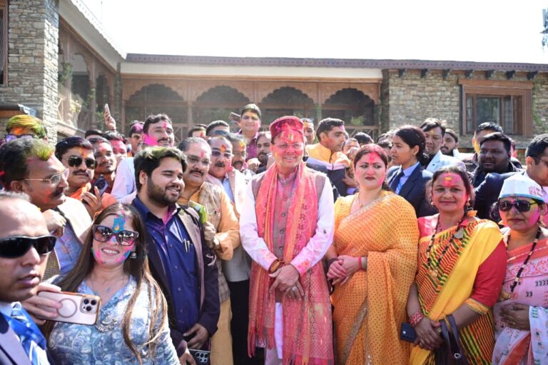 मुख्यमंत्री आवास में पारंपरिक उल्लास के साथआयोजित हुआ होली मिलन समारोह