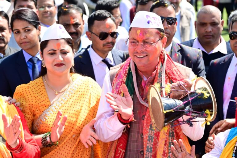 लोक गीतों की धुनों के बीच सीएम आवास में निखरे होली के रंग, होली मिलन कार्यक्रम में जुटे गढ़वाल-कुमाऊं से लेकर जौनसार तक के कलाकार’
