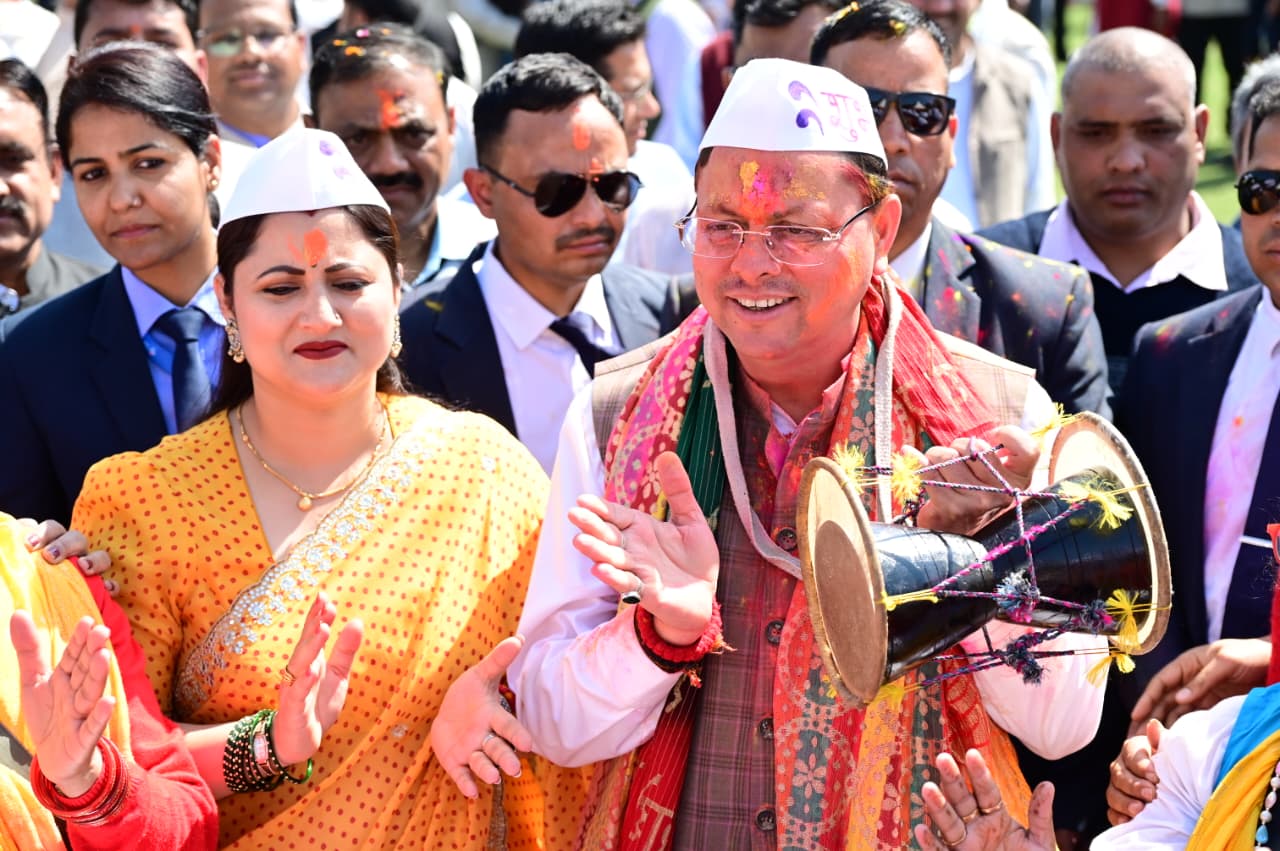 लोक गीतों की धुनों के बीच सीएम आवास में निखरे होली के रंग, होली मिलन कार्यक्रम में जुटे गढ़वाल-कुमाऊं से लेकर जौनसार तक के कलाकार’
