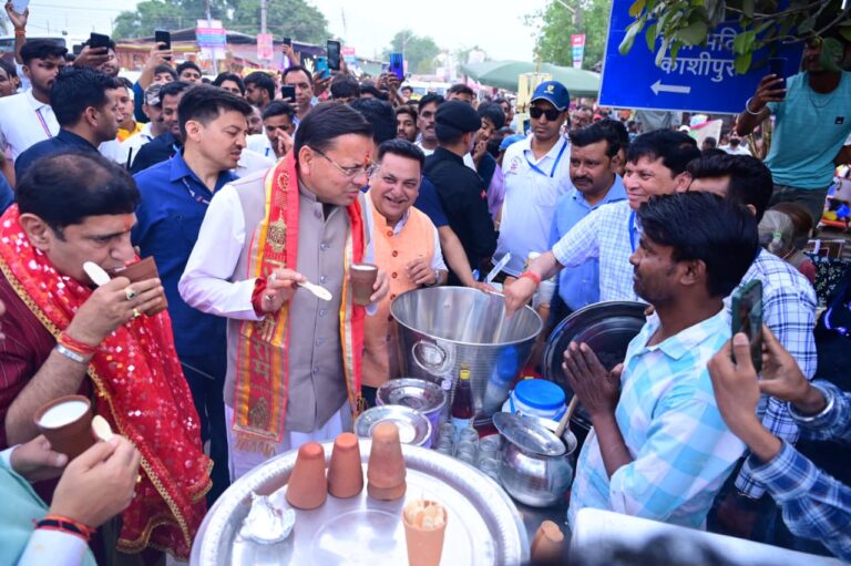 CM धामी ने मां बाल सुंदरी मंदिर में पूजा-अर्चना कर प्रदेश के चहुंमुखी विकास और सुख-शांति की कामना की।