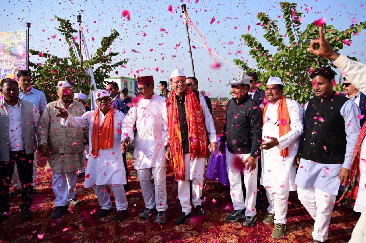 सीएम धामी ने जनसमुदाय संग साझा की उत्सव की खुशियां जनता ने पुष्पवर्षा कर किया भव्य स्वागत