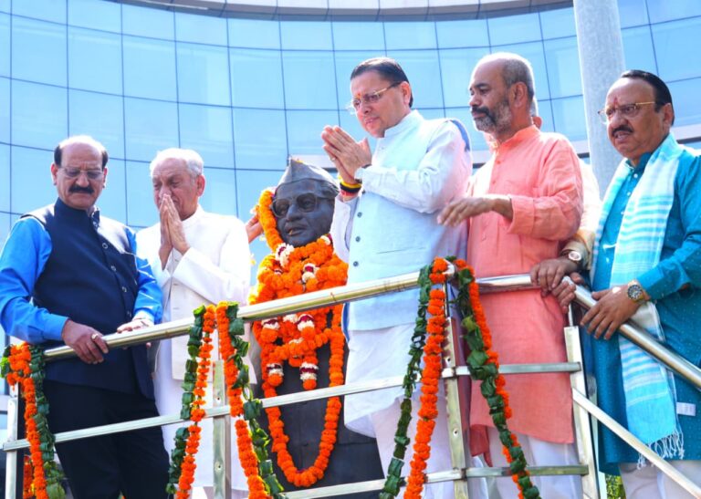 मुख्यमंत्री पुष्कर सिंह धामी ने एमडीडीए कॉम्प्लेक्स में स्व. हेमवती नंदन बहुगुणा की 107वीं जयंती पर उनकी प्रतिमा पर माल्यार्पण कर श्रद्धांजलि दी।