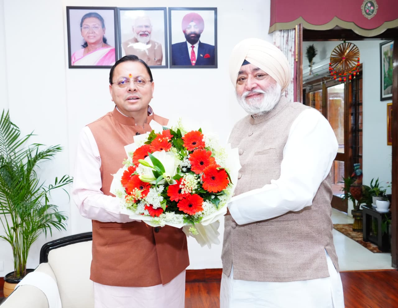 मुख्यमंत्री पुष्कर सिंह धामी से गुरुद्वारा श्री हेमकुंट साहिब प्रबंधन ट्रस्ट के अध्यक्ष नरेंद्र जीत सिंह बिंद्रा ने भेंट की।