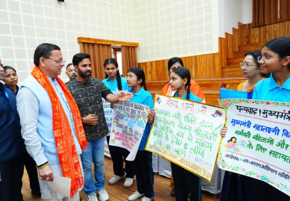 मुख्यमंत्री पुष्कर सिंह धामी ने मुख्य सेवक सदन में  प्रदेशभर से आए नागरिकों की समस्याएं सुनीं।