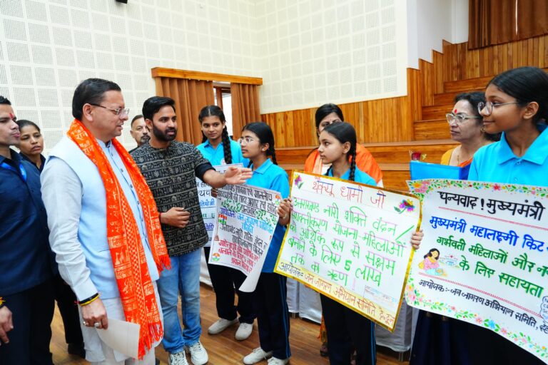मुख्यमंत्री पुष्कर सिंह धामी ने मुख्य सेवक सदन में  प्रदेशभर से आए नागरिकों की समस्याएं सुनीं।