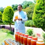 मुख्यमंत्री पुष्कर सिंह धामी ने शहद निकालने की प्रक्रिया का अवलोकन किया।