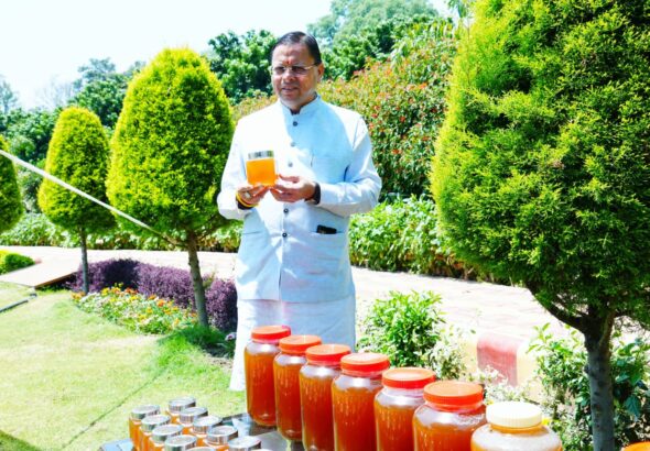 मुख्यमंत्री पुष्कर सिंह धामी ने शहद निकालने की प्रक्रिया का अवलोकन किया।