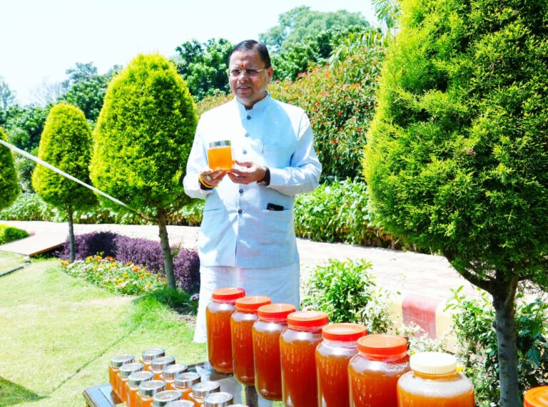 मुख्यमंत्री पुष्कर सिंह धामी ने शहद निकालने की प्रक्रिया का अवलोकन किया।
