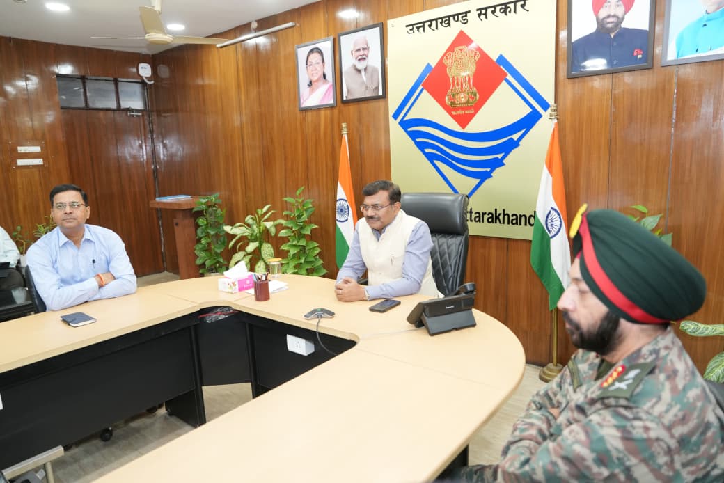 मुख्य सचिव आनन्द बर्द्धन ने चारधाम यात्रा मार्गों की मरम्मत को लेकर बैठक की