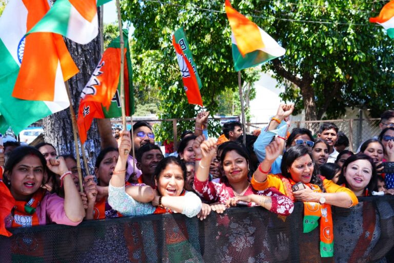 देवभूमि में प्रधानमंत्री का भव्य स्वागत, 12 किमी लंबे रोड शो में बड़ी संख्या में उमड़े लोग, प्रधानमंत्री मोदी ने कहा, देवभूमि से मिलती है ऊर्जा