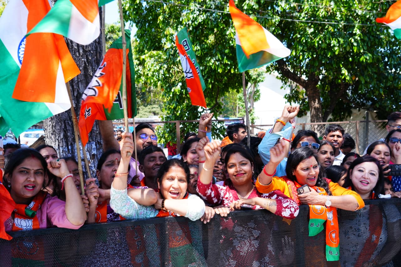 देवभूमि में प्रधानमंत्री का भव्य स्वागत, 12 किमी लंबे रोड शो में बड़ी संख्या में उमड़े लोग, प्रधानमंत्री मोदी ने कहा, देवभूमि से मिलती है ऊर्जा