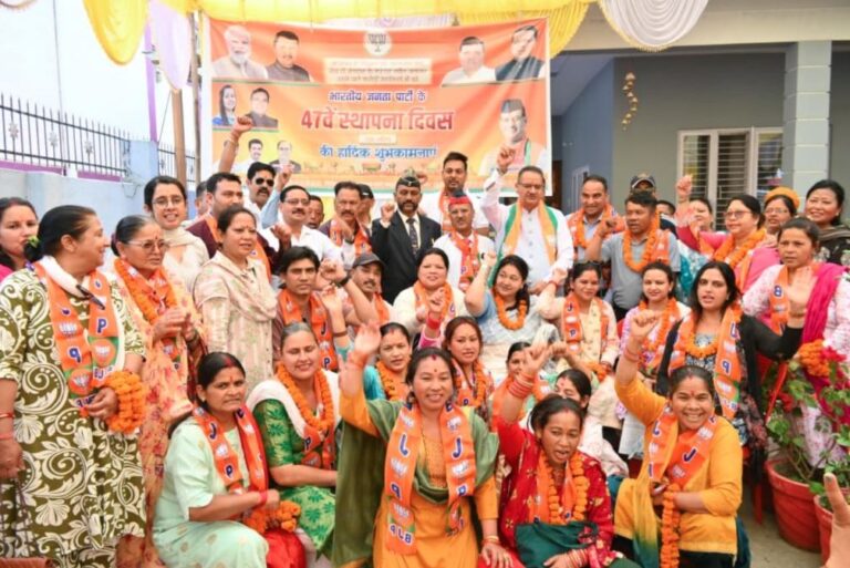 भाजपा के 47वें स्थापना दिवस पर तीन दर्जन से अधिक लोगों ने ग्रहण की पार्टी की सदस्यता