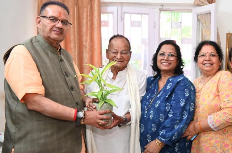 मंत्री गणेश जोशी ने रिटायर्ड हवलदार उदय सिंह थापा को दी 100वें जन्मदिवस की शुभकामनाएं