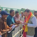 लोहियाहेड हेलीपैड पर सीएम धामी ने जनप्रतिनिधियों से संवाद किया।