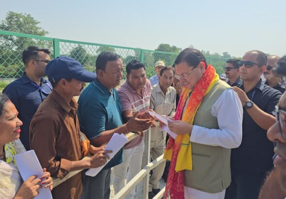 लोहियाहेड हेलीपैड पर सीएम धामी ने जनप्रतिनिधियों से संवाद किया।