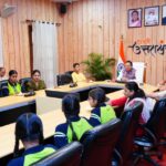 मुख्यमंत्री पुष्कर सिंह धामी ने बालिकाओं के साथ प्रधानमंत्री के मन की बात के 134 वें संस्करण को सुना