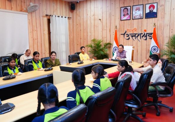 मुख्यमंत्री पुष्कर सिंह धामी ने बालिकाओं के साथ प्रधानमंत्री के मन की बात के 134 वें संस्करण को सुना
