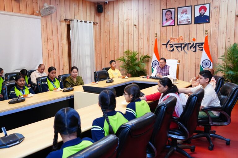 मुख्यमंत्री पुष्कर सिंह धामी ने बालिकाओं के साथ प्रधानमंत्री के मन की बात के 134 वें संस्करण को सुना