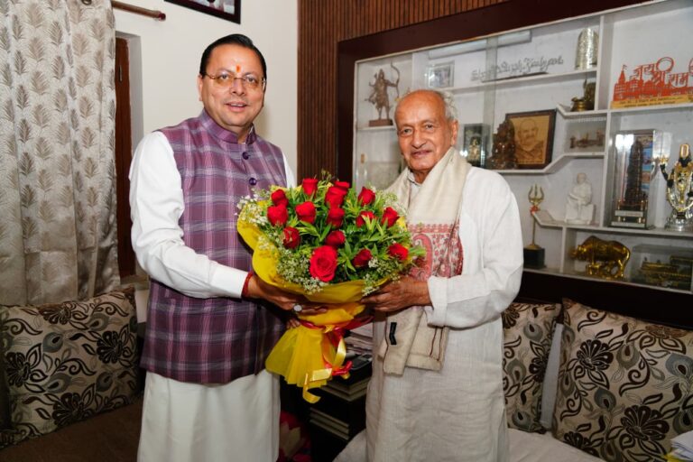 सीएम धामी ने पूर्व राज्यपाल भगत सिंह कोश्यारी का सम्मान किया।