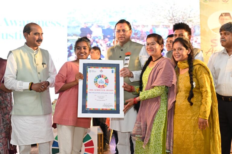 एसडीजी एचीवर्स अवार्ड समारोह में मुख्यमंत्री पुष्कर सिंह धामी शामिल हुए।