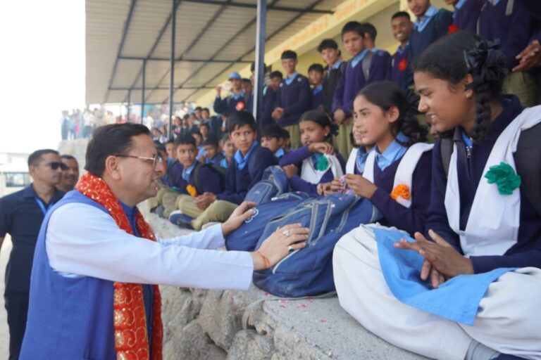 मुख्यमंत्री पुष्कर सिंह धामी ने देवीधुरा में छात्र-छात्राओं से किया संवाद, उज्ज्वल भविष्य की दी शुभकामनाएं