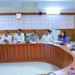 मासिक स्टाफ बैठक में जिलाधिकारी ने राजस्व वसूली से लेकर फार्मर रजिस्ट्री तक दिए कड़े निर्देश