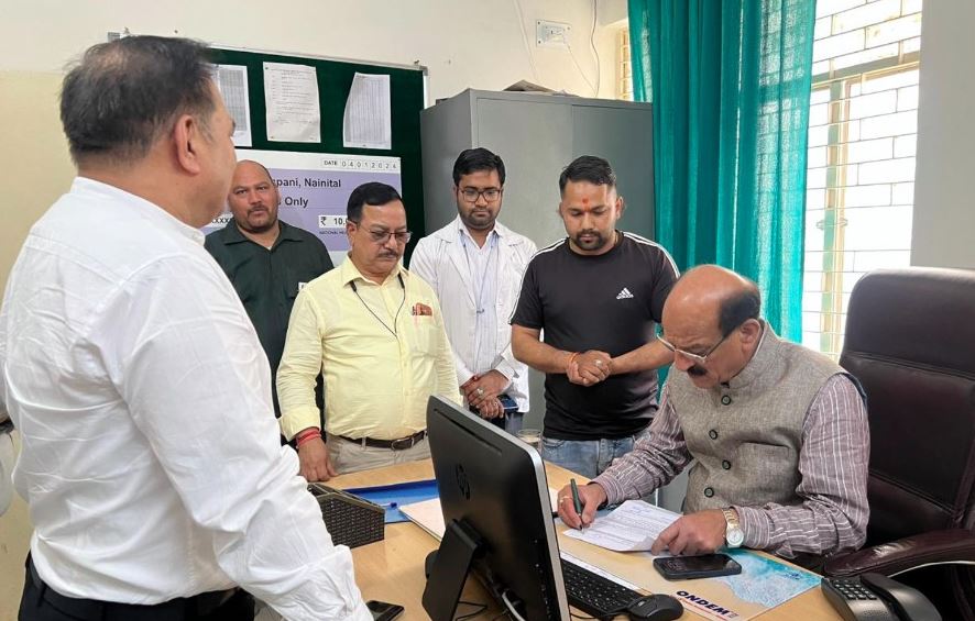 स्वास्थ्य मंत्री सुबोध उनियाल ने किया गरमपानी सामुदायिक स्वास्थ्य केंद्र का औचक निरीक्षण