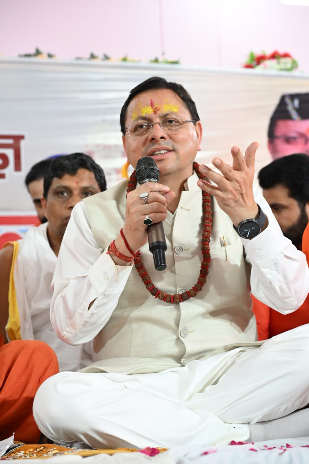 मुख्यमंत्री पुष्कर सिंह धामी ने हरि सेवा आश्रम में आयोजित श्रीमद्भागवत कथा एवं संत सम्मेलन में शामिल होकर संत-महात्माओं का किया सम्मान।