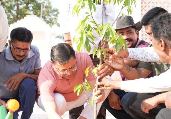 एक पेड़ मां के नाम अभियान के तहत पौधरोपण एवं स्वच्छता का संदेश