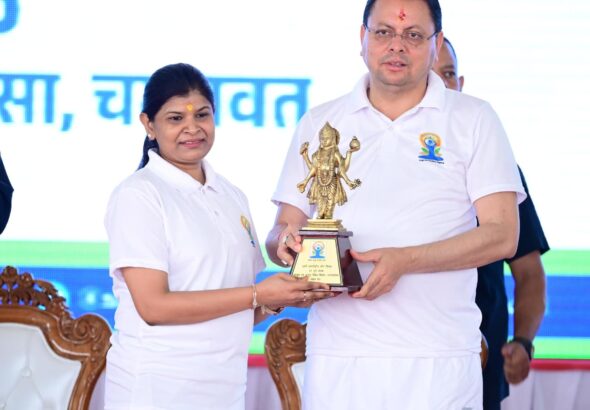 मुख्यमंत्री पुष्कर सिंह धामी ने बनबसा में किया सामूहिक योगाभ्यास, योग को दैनिक जीवन का हिस्सा बनाने का किया आह्वान