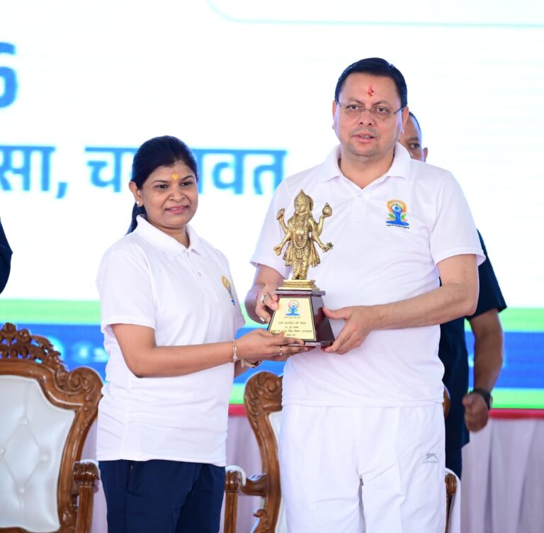 मुख्यमंत्री पुष्कर सिंह धामी ने बनबसा में किया सामूहिक योगाभ्यास, योग को दैनिक जीवन का हिस्सा बनाने का किया आह्वान