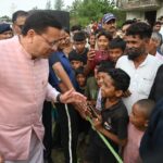 मुख्यमंत्री पुष्कर सिंह धामी को अपने बीच पाकर बच्चे हुए उत्साहित, जमकर खिंचवाईं तस्वीरें