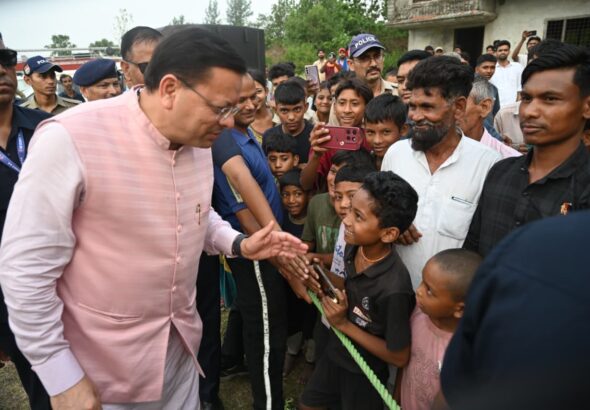 मुख्यमंत्री पुष्कर सिंह धामी को अपने बीच पाकर बच्चे हुए उत्साहित, जमकर खिंचवाईं तस्वीरें
