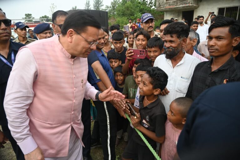 मुख्यमंत्री पुष्कर सिंह धामी को अपने बीच पाकर बच्चे हुए उत्साहित, जमकर खिंचवाईं तस्वीरें