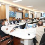 मुख्य सचिव आनन्द बर्द्धन ने जिलाधिकारियों के साथ वीडियो कॉन्फ्रेंसिंग के माध्यम से बैठक ली।