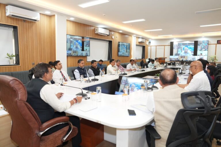 मुख्य सचिव आनन्द बर्द्धन ने जिलाधिकारियों के साथ वीडियो कॉन्फ्रेंसिंग के माध्यम से बैठक ली।