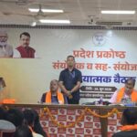 कार्यकर्ताओं की क्षमता, अनुभव और समर्पण से भाजपा अजेय बनी है : सीएम धामी