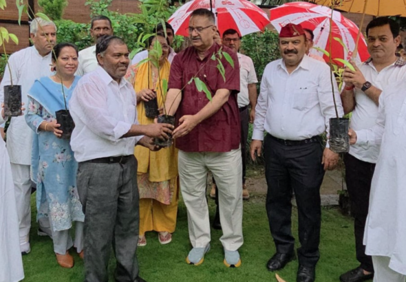 कृषि मंत्री गणेश जोशी ने विश्व पर्यावरण दिवस पर किया पौधारोपण