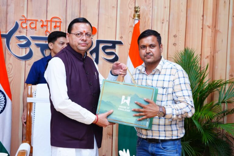 मुख्यमंत्री पुष्कर सिंह धामी से छत्तीसगढ़ से आए पत्रकारों के प्रतिनिधिमंडल ने की शिष्टाचार भेंट